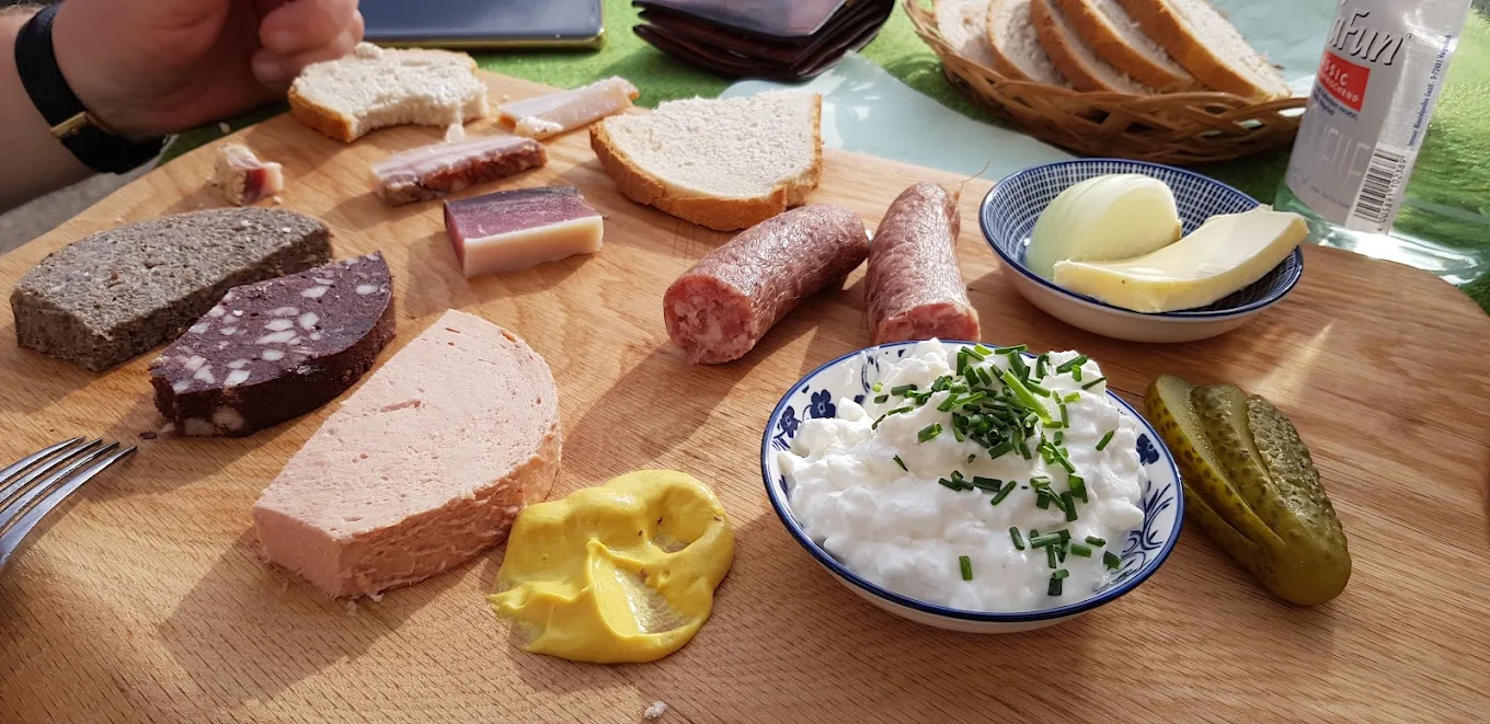 Vesperplatte mit regionalen Spezialitäten